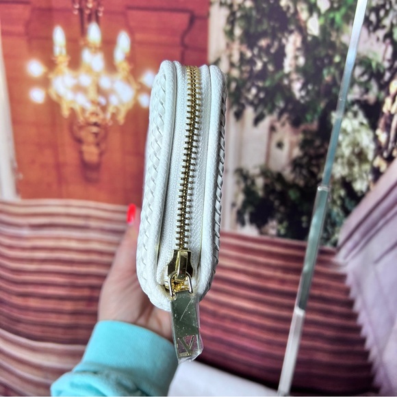 NWOT Victoria’s Secret Elegant White Woven Long Zippy Wallet 12 credit card slot - Picture 4 of 10